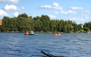 Tragiczny finał poszukiwań na jeziorze Jorzec. Płetwonurkowie znaleźli ciało 40-letniego turysty